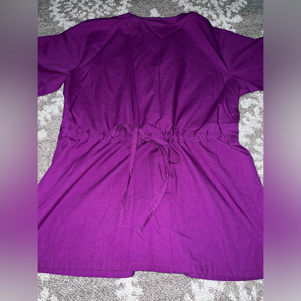 🎄3/$20‼️Barco Uniforms, purple long sleeve scrub top, size Small Great condition